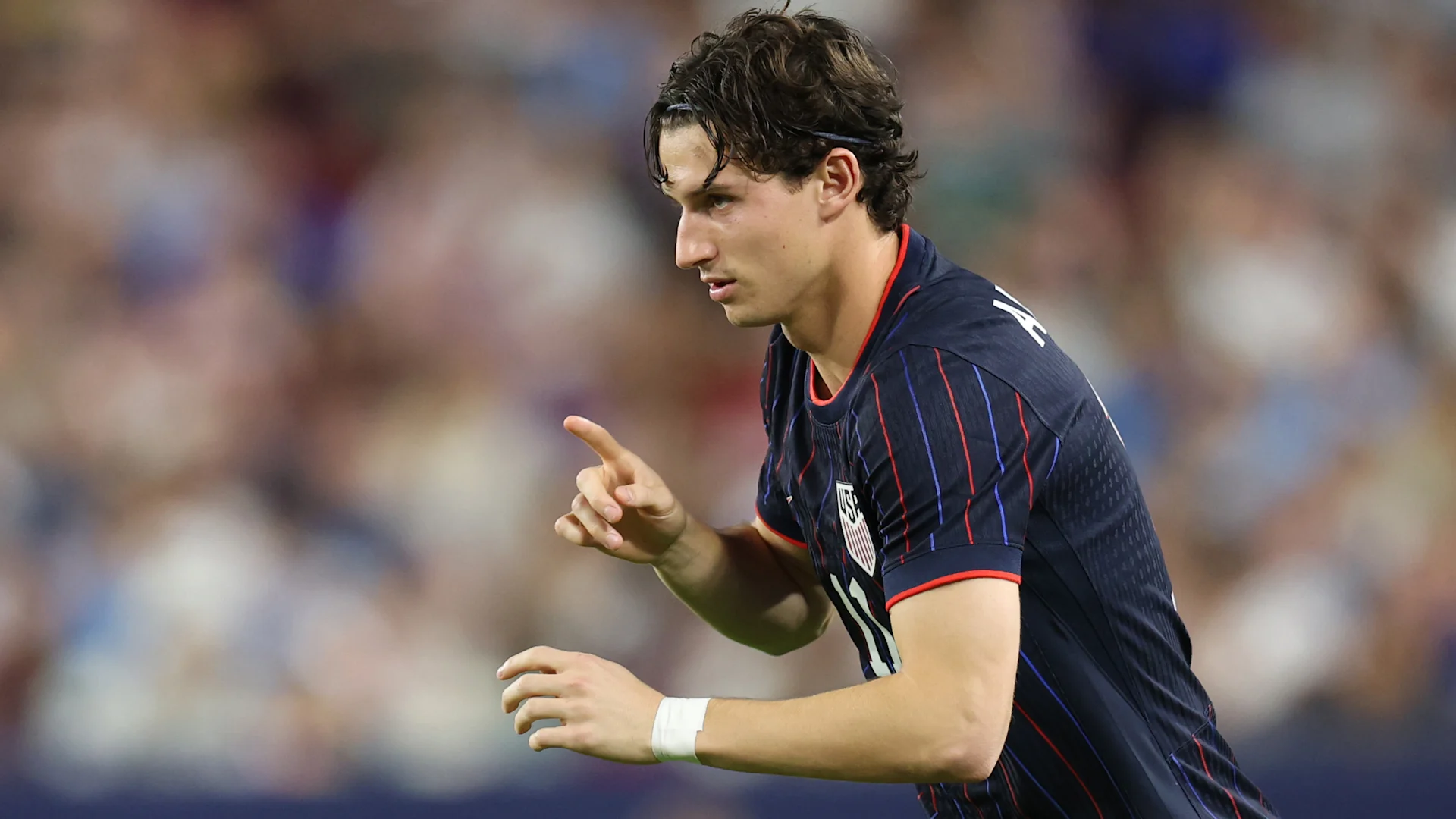 阿伦森在坦帕击败乌拉圭的比赛中亮相