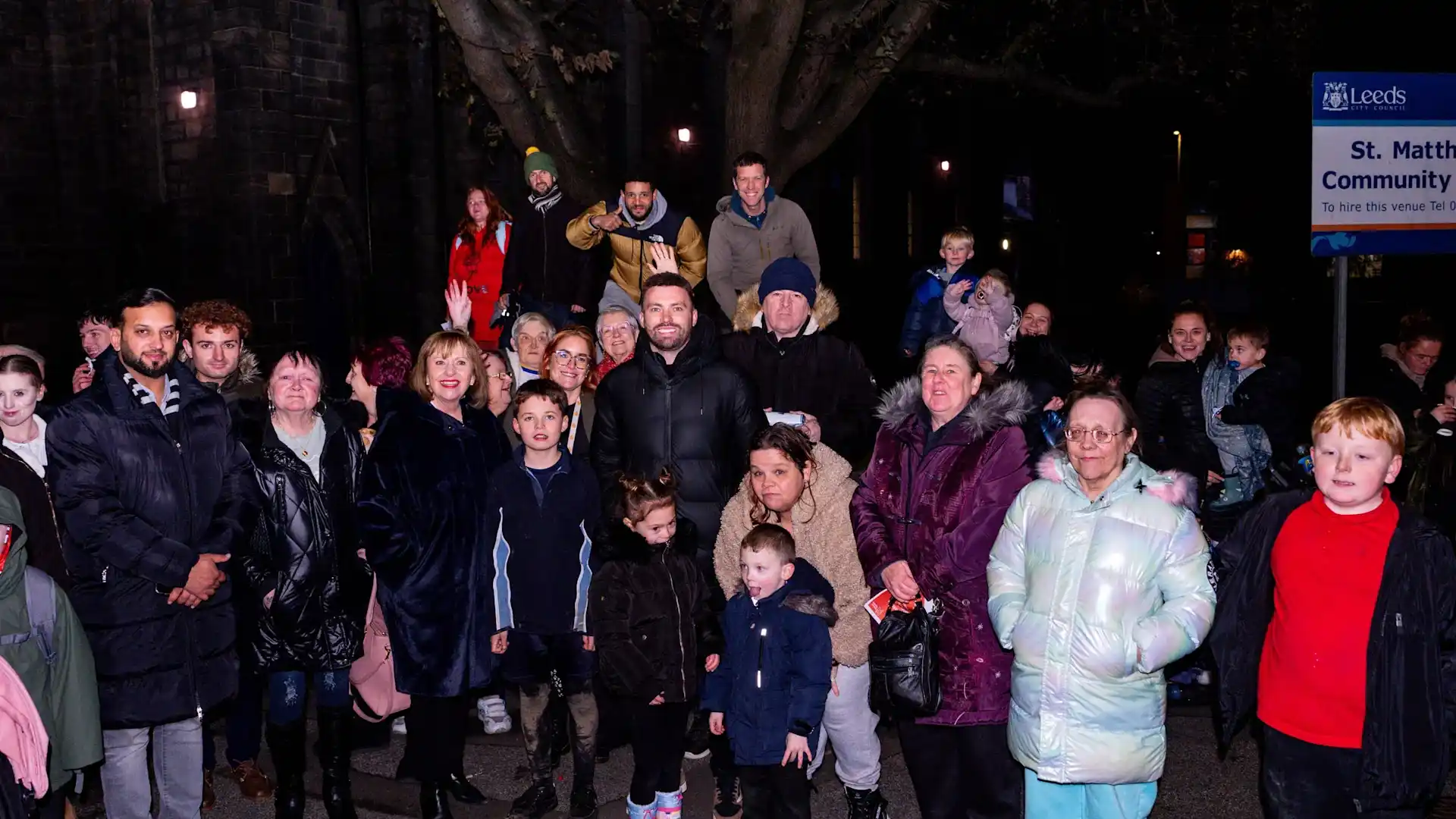 斯图尔特·达拉斯参与霍尔贝克共同组织圣诞灯光点亮仪式，传递温暖与关爱